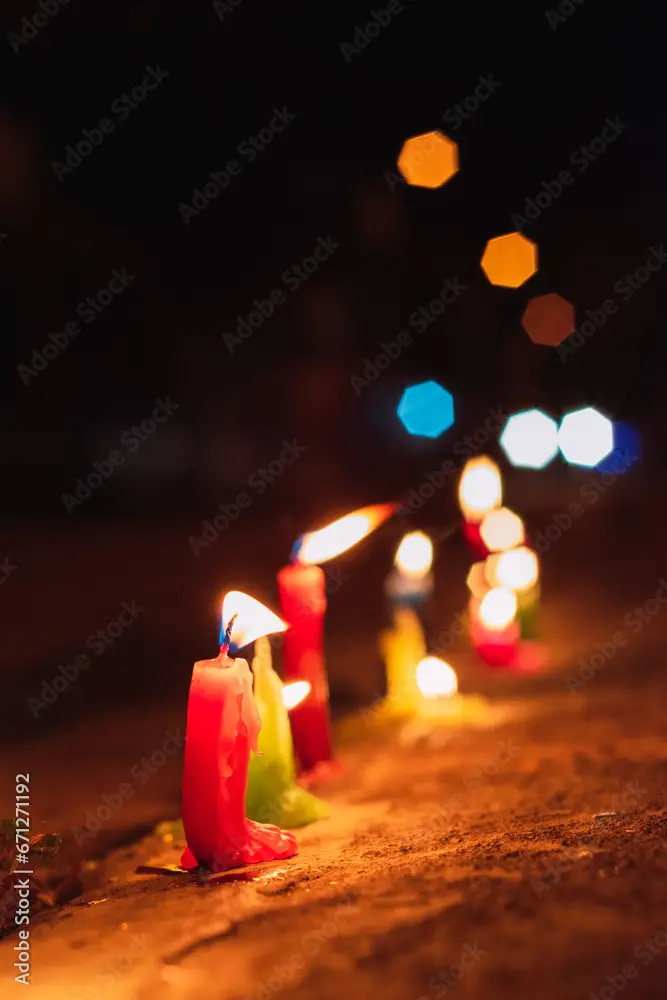 Velas en las calles de Colombia, celebración{on del día de las velitas el 7 de Diciembre. Navidad tradicional en Colombia. Vertical